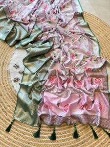 Designer Pure soie de satin doux avec un bel imprimé floral avec bordure de tissage et des glands, vêtements de mariage saree premium. - Product Image 2