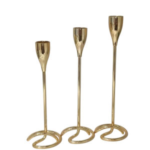 Ensemble de chandeliers dorés de créateur classique matériau métallique de haute qualité 3 bougeoirs décoratifs de table pour Noël Pâques - Product Image 1