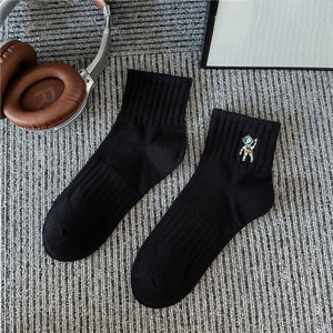 Calcetines de algodón personalizados Logo bordado Crew calcetines para hombres mujeres transpirable uso diario estilo callejero calcetines de algodón atléticos a granel - Product Image 2