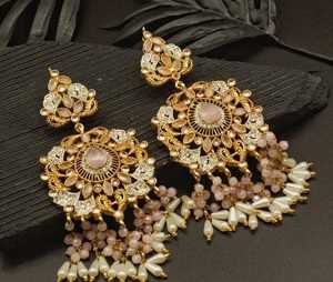 Nouvelles boucles d'oreilles pendantes super brillantes pour femmes, entièrement serties de strass, plaquées or, bijoux de mariage indiens Punjabi - Product Image 5