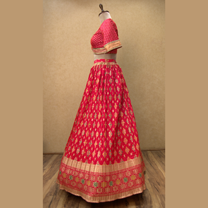 Superbe soie rose vif Banarasi Lehenga broderie traditionnelle Zari pour les grandes festivités Moments nuptiaux disponibles fêtes en vrac - Product Image 3