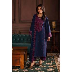 Ensemble 3 pièces pour femmes en batik brodé avec dupatta en mousseline et pantalon brodé de sequins - BIC-4878 - Product Image 3