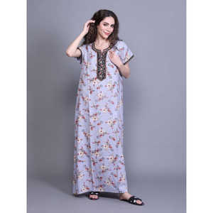 Conjunto de Bata de Noche Estampada de Estilo Alpino con Bolsillo Lateral y Bordado en el Escote, Tejido Suave, para Novias, ODM Personalizable, con Cordón Ajustable, 3 Piezas - Product Image 1