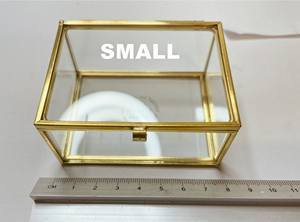 Boîtes à bagues en verre de forme carrée peintes à la main avec finition dorée, parfaites pour ranger les bagues, les colliers et les accessoires fins - Product Image 4