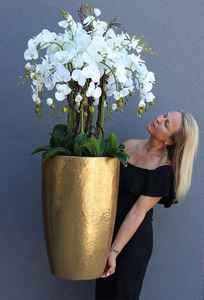 <b>White</b> Ornate Metal Flower Vase With Handcrafted Detailing Perfect For Displaying Seasonal Bouquets In Elegant Living Spaces - Product Image 2