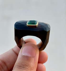 แหวนพลอยโอนิกซ์สีดำธรรมชาติแกะสลักด้วยมือพร้อมคริสตัลมรกตเครื่องประดับงบ - Product Image 2