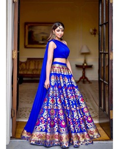 インドのデザイナーLehengaCholi新しいスタイルのLehengaCholiパーティーウェアBanarsiブライダルLehengas女性用ウェディングドレス