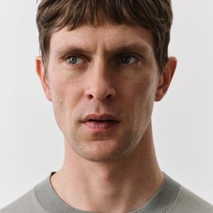 เสื้อยืดผู้ชายผ้าฝ้ายทรงหลวมสีพื้นสไตล์อินเทรนด์เสื้อยืดหลวมฟิตเนสสีพื้นสำหรับฤดูร้อน - Product Image 3