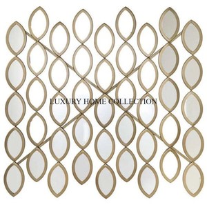 Cadre de miroir mural intemporel en métal antique avec motifs géométriques et travail du métal durable pour des accents polyvalents à la maison - Product Image 5