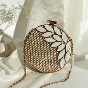 คลัทช์วงรีสีเงินที่มีห่วงโซ่มือจับมุกและแผงกลางนูนมีจำหน่ายในราคาขายส่ง - Product Image 3