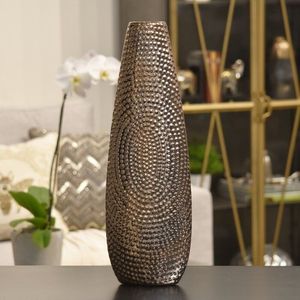 Vase à fleurs en métal artisanal, conçu pour les collections de décoration intérieure haut de gamme, avec un design exclusif, une qualité et un style irrésistibles. - Product Image 1