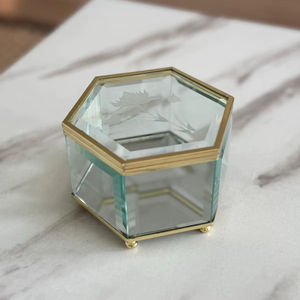 Joyero de Metal y Vidrio con Acabado Liso para una Apariencia Elegante y Fácil Mantenimiento en el Hogar - Product Image 1