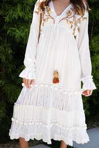 Robe longue maxi en dentelle blanche unie brodée style bohème pour femme, taille naturelle, manches longues à franges, motif floral, automne, plage, vente en gros - Product Image 3