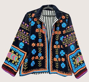 Vêtement d'extérieur d'hiver pour femme, style bohème, en coton brodé, éco-responsable, Suzani, manches longues, col rond, longueur normale - Product Image 1