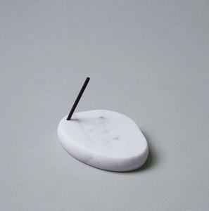 Porte-encens incurvé minimaliste, artisanal, en pierre naturelle, support pour bâtonnets d'encens, design moderne en arc, brûleur d'encens de table, méditation - Product Image 5