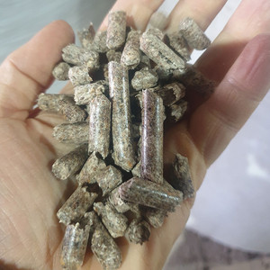 Granulés de bois de pin européen à haut rendement 6-8mm -A1 certifié 15kg sacs en plastique carburant pour système de chauffage - Product Image 3