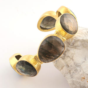 Guntaas Gems Designer Collection Bracelet manchette en labradorite de feu vert Finition brossée texturée Bracelet manchette réglable fait main - Product Image 2