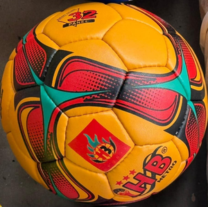 Balón de Fútbol Nuevo con Colores Sólidos Personalizables - Product Image 4
