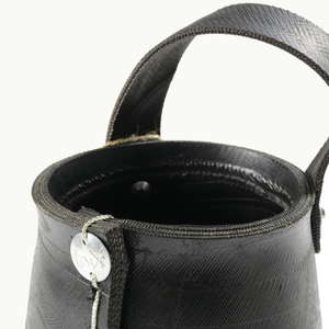 Venta al por mayor de cestas colgantes de goma recicladas hechas a mano con asa decoración del hogar y organización de Vietnam - Product Image 4