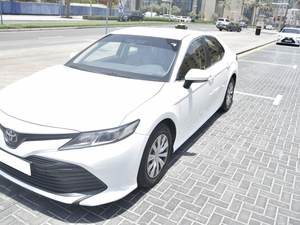 YOTA CAMRY HYBRID LE GCC AWD berline avec sièges en cuir ACC régulateur de vitesse conduite à gauche 2020 lumières LED de caméra 360 d'occasion - Product Image 3
