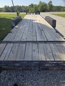 Semi-remorque plateau en acier d'occasion en bon état, 18 pi x 7 pi, capacité supérieure à 30 000 kg, triple essieu, barrières latérales amovibles, 5,5 m x 2,2 m, pour le transport de machines - Product Image 2