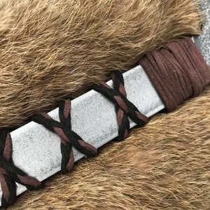 Hache viking artisanale avec manche en bois de frêne gravé et fourreau en cuir avec gravure sur la tête - Product Image 4