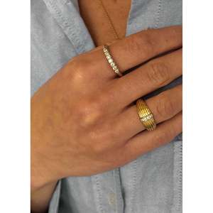 Bague vintage à sept diamants, design élégant pour une allure raffinée - Product Image 2