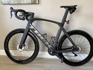 Nouveau Vélo de Route Ultra-Aérodynamique et Léger Madone SLR 7 Gen 8 2025 avec Moteur Arrière 8000W/12000W et Batterie au Lithium - Product Image 5