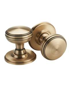 Perillas de latón para armarios hechos a mano que ofrecen una apariencia elegante y pulida, añadiendo belleza a los interiores de dormitorios tradicionales. - Product Image 1