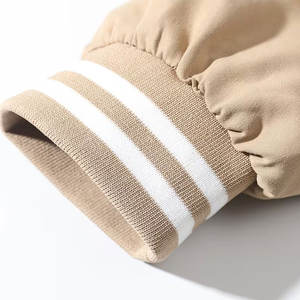 Fabricant de vestes universitaires en toile personnalisées, fourniture mondiale, à capuche, matelassées, unisexes, avec broderie de haute qualité - Product Image 4