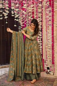 Belle robe Anarkali en soie avec travail fantaisie à la mode longue Salwar Kameez Dupatta pakistanaise pour les fonctions de mariage - Product Image 5