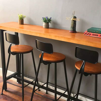 Ensemble table et chaises de bar d'hôtel en bois massif moderne avec pieds hauts en métal durable, design étroit et long