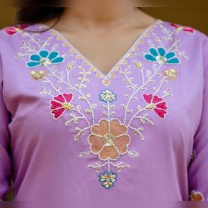 ชุดคุर्ติผ้าวิสโคสแบบดีไซน์พิเศษ พร้อมงานปักลูกปัดและผ้าคลุมไหล่ผ้าออร์แกนซ่าลายแจ็คการ์ด สำหรับงานแต่งงาน - Product Image 4