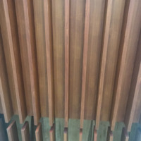 Panneaux de plafond en aluminium perforé à grain de bois, légers, ignifuges, de tailles et couleurs personnalisées, pour usage hôtelier