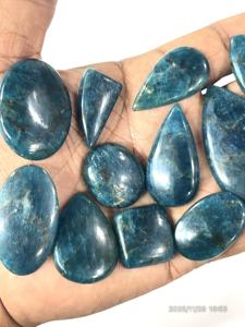 พลอยอะพาไทต์สีน้ำเงินนีออนธรรมชาติ รูปทรงและขนาดคละแบบ ประมาณ 20 ถึง 30 มม. - Product Image 3