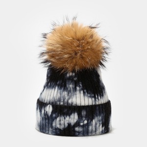 Bonnet en tricot personnalisé pour femme avec pompon en fausse fourrure, bonnet d'hiver épais et ample avec logo, vente en gros de bonnets à pompon - Product Image 2