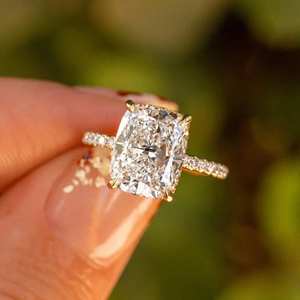 Bague solitaire Moissanite coussin allongé 7.5x9.5 MM fabriquée à la main avec enveloppe invisible et réglage sécurisé à quatre griffes pour elle - Product Image 1