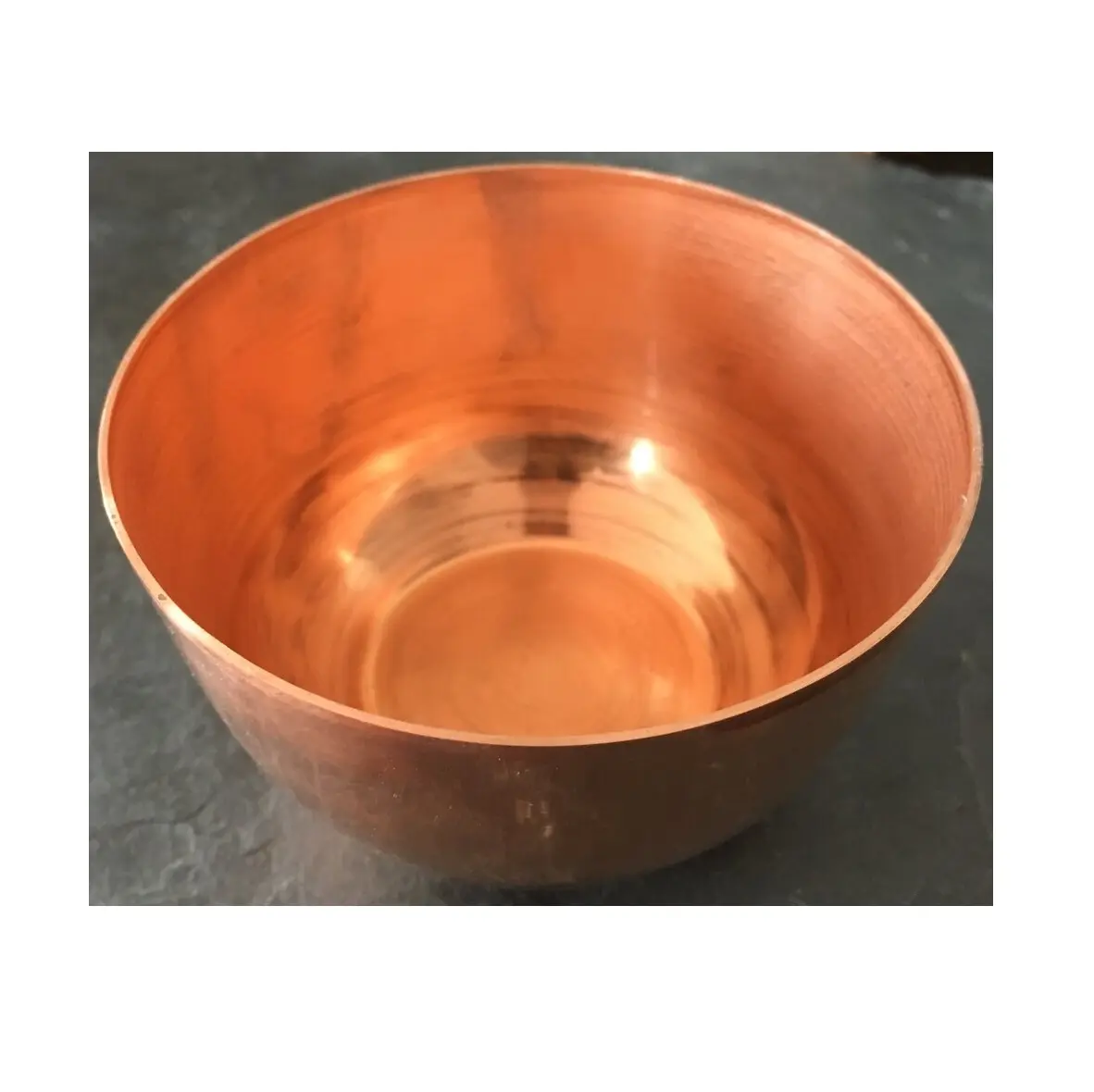 光沢のある磨かれた表面を備えた最高品質の銅ボウル汎用銅サービングボウルチベット銅ボウルはインドから提供しています