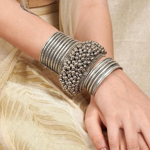 Brazalete de Plata Oxidada Hecho a Mano con Cuentas Multicapa y Diseño Tribal Tradicional - Product Image 1