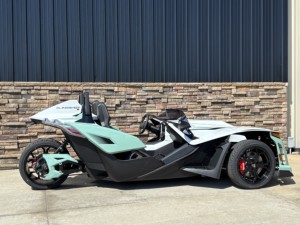Polaris Slingshot Roadster trois places, véhicule sportif à toit ouvert, alimenté à l'essence, vert menthe, carrosserie blanche, roues noires, certifié CE - Product Image 3