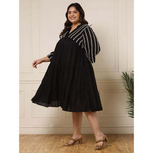 Robe midi élégante noire à rayures et col en V pour femme grande taille Deebaco, manches chauve-souris, style occidental, une pièce - Product Image 3