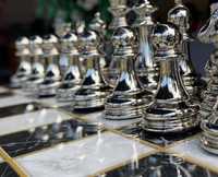 Ensemble de jeu d'échecs en métal de luxe plaqué argent poli pièces d'échecs en métal de table Design en marbre Base Top tendance