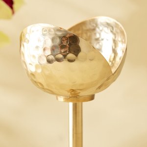 Bougeoir en métal doré parfait pour les espaces confortables inspirés de la campagne Bougeoir en or antique - Product Image 5