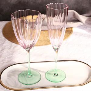 Copas de vino de vidrio de doble tono con borde floral complementan tanto las decoraciones de mesa modernas como tradicionales. - Product Image 4