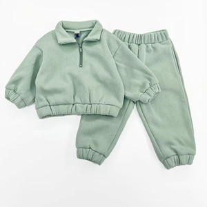 Completo Set Autunnale per Bambini: <span class=keywords><strong>Felpa</strong></span> in Maglia <span class=keywords><strong>con</strong></span> <span class=keywords><strong>Cerniera</strong></span> a Quarto e Pantaloni Coordinati in Pile Traspirante, Comodi per Ragazzi e Ragazze - Product Image 1