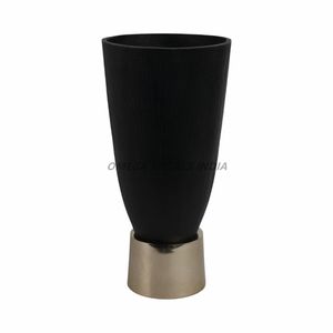 Vases en métal tendance de couleur noire chic présentant une forme évasée moderne avec une base dorée élégante pour des accents de maison élégants - Product Image 1