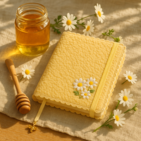 Carnet A5 en peluche douce jaune avec broderie de marguerite LABON, mignon et kawaii, avec breloque abeille, bande élastique et bordure en dentelle
