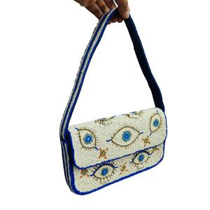 Sac à bandoulière à rabat perlé fait main avec motif œil bleu et blanc, accessoire de soirée tendance - Product Image 1