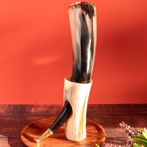 Verre à boire artisanal en corne de buffle avec finition naturelle et support traditionnel pour la présentation de méad ou d'ale de style viking - Product Image 1