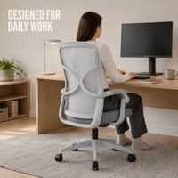 Chaise de bureau en maille gris clair avec appui-tête, accoudoirs et roulettes pour poste de travail à domicile